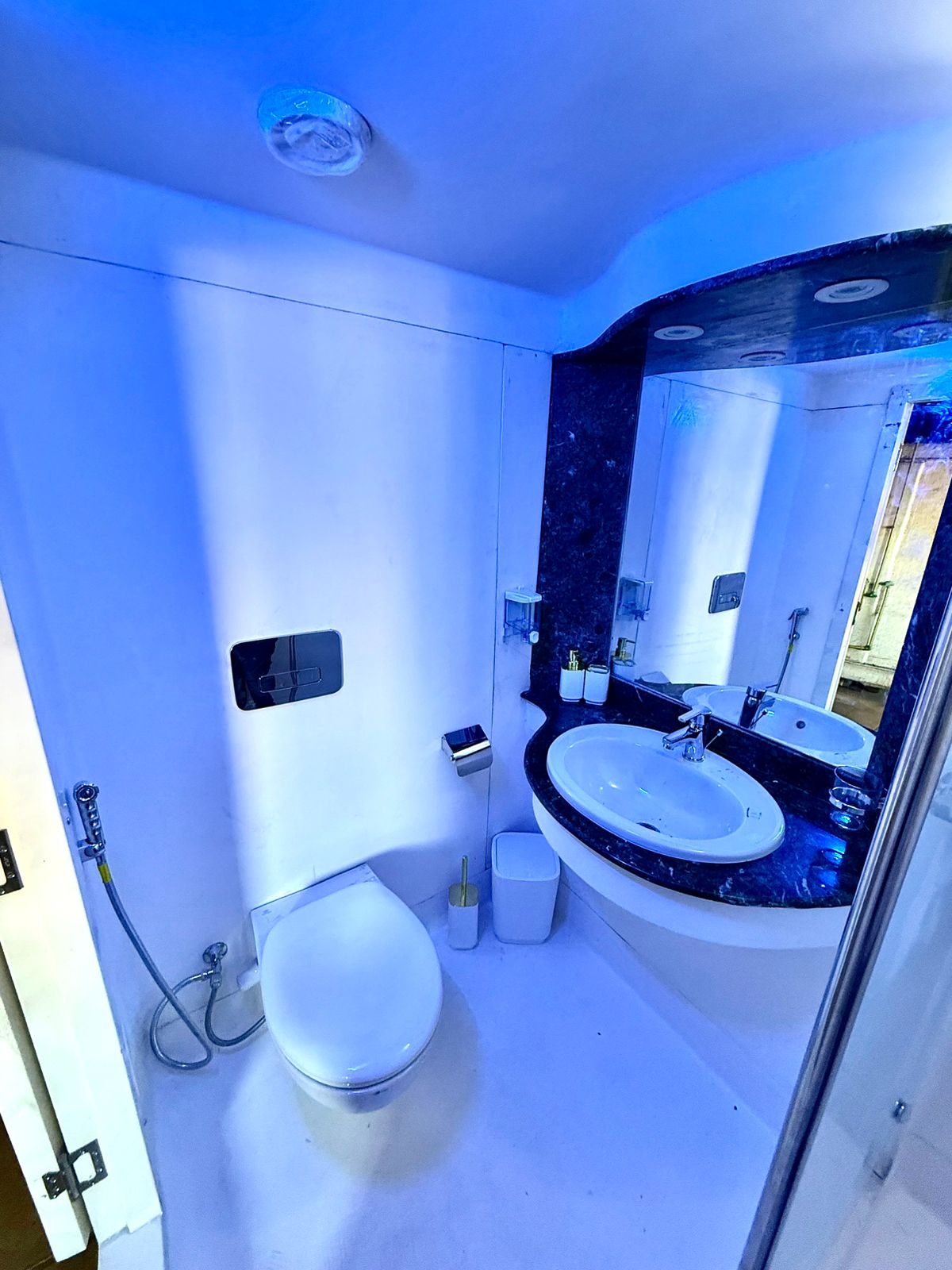 ‫‪capsule‬‬‫‪bathroom‬‬ ‫‪fiberglass‬‬ ‫‪Marine‬‬